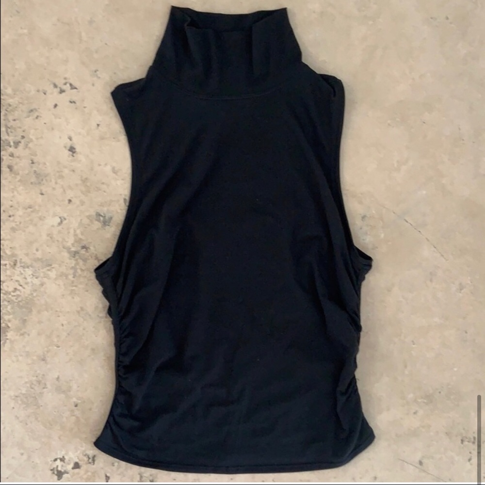 Lululemon top- slightly cropped